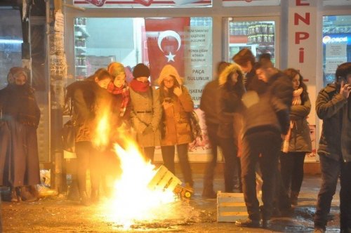 Kars'ın Soğuğu Vatandaşa Durakta Ateş Yaktırdı