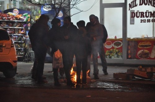 Kars'ın Soğuğu Vatandaşa Durakta Ateş Yaktırdı