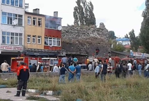 Kars’ta 3 Katlı Binada Çıkan Yangın Büyümeden Söndürüldü