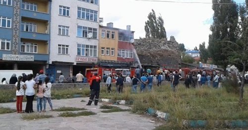 Kars’ta 3 Katlı Binada Çıkan Yangın Büyümeden Söndürüldü