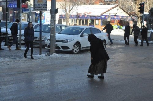 Kars’ta Buz Pistine Dönen Yollar