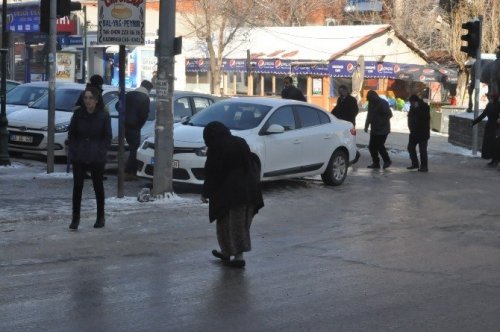 Kars’ta Buz Pistine Dönen Yollar