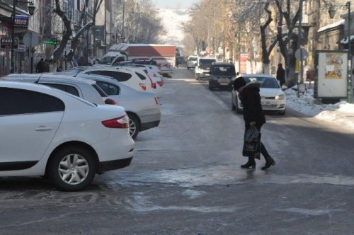 Kars’ta Buz Pistine Dönen Yollar