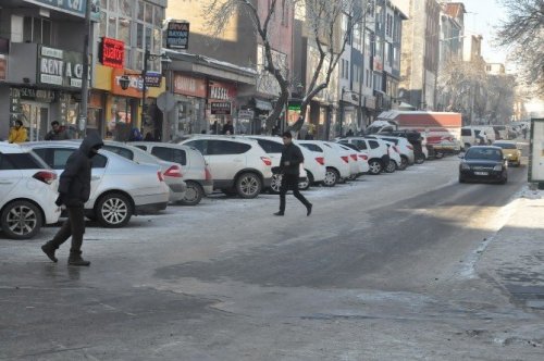 Kars’ta Buz Pistine Dönen Yollar