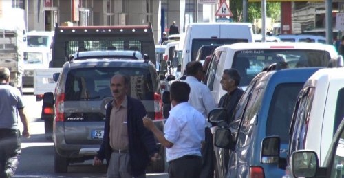 Kars’ta Caddeler 'Oto Park'a Döndü