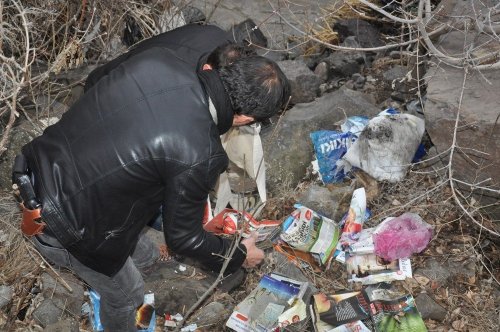 Kars'ta Çay Kenarında FETÖ'ye Ait Kitaplar Bulundu