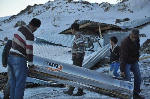 Kars’ta Fırtına Çatıları Uçurdu