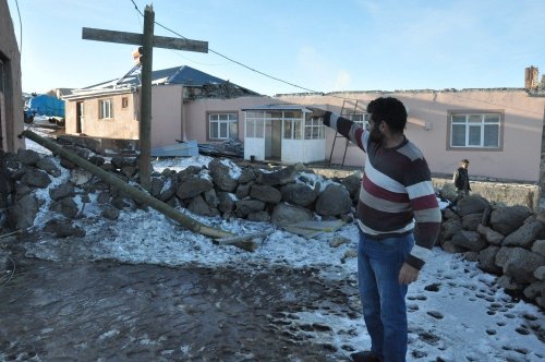 Kars’ta Fırtına Çatıları Uçurdu