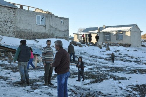 Kars’ta Fırtına Çatıları Uçurdu