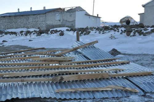 Kars’ta Fırtına Çatıları Uçurdu