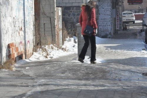 Kars'ta Kaldırımda Yürümek Cesaret İstiyor!