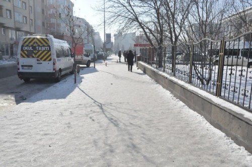 Kars'ta Kaldırımda Yürümek Cesaret İstiyor!