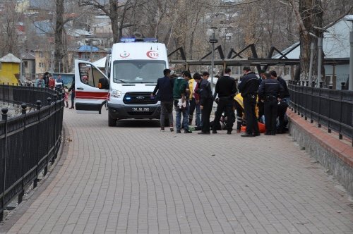 Kars'ta Öğrenci Kavgasında Kan Döküldü