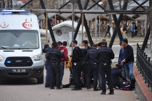 Kars'ta Öğrenci Kavgasında Kan Döküldü