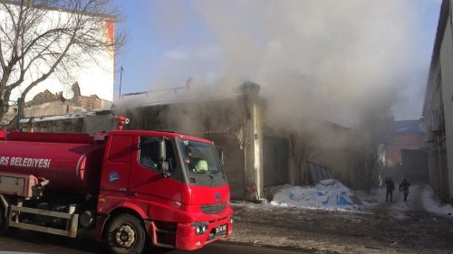 Kars’ta Tarihi Metruk Bina Ateşe Verildi