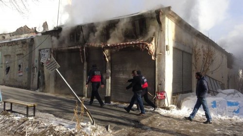 Kars’ta Tarihi Metruk Bina Ateşe Verildi