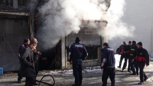 Kars’ta Tarihi Metruk Bina Ateşe Verildi