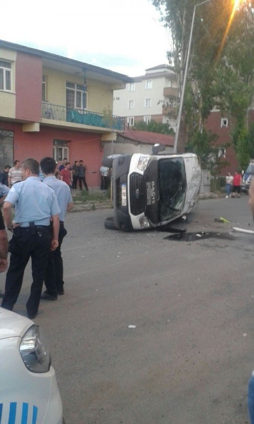 Kars’ta Trafik Kazası: 15 Yaralı