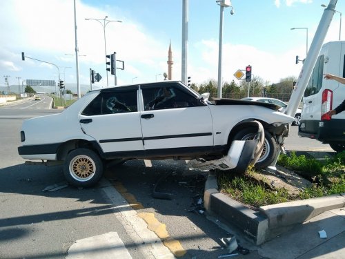 Kars’ta Trafik Kazası: 2 Yaralı