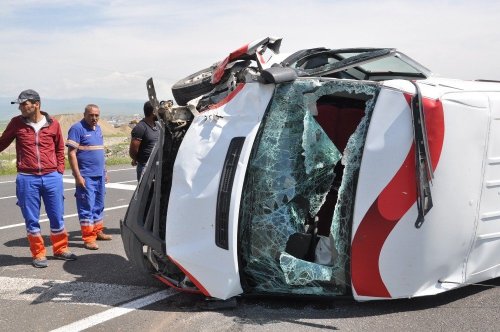 Kars’ta Trafik Kazası: 3 Yaralı