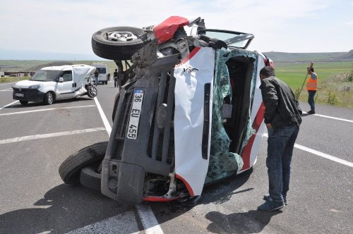 Kars’ta Trafik Kazası: 3 Yaralı