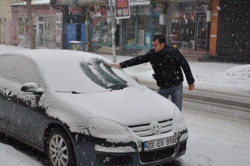 Kars’ta Yoğun Kar Yağışı Etkili Oluyor