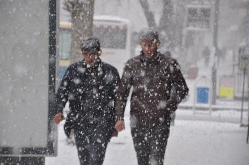 Kars’ta Yoğun Kar Yağışı Etkili Oluyor