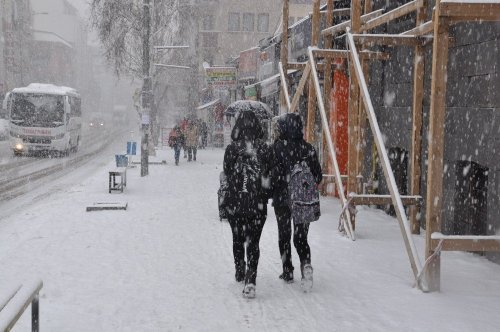 Kars’ta Yoğun Kar Yağışı Etkili Oluyor