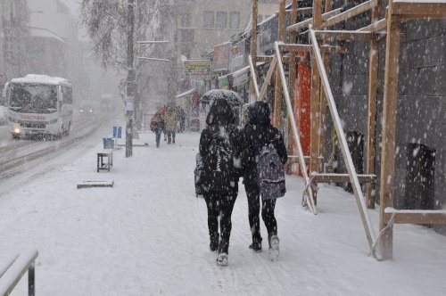 Kars’ta Yoğun Kar Yağışı Etkili Oluyor