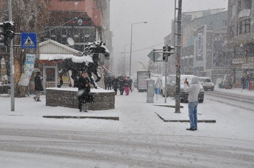 Kars’ta Yoğun Kar Yağışı Etkili Oluyor