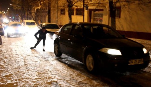 Kars’ta Yollar Buz Pistine Döndü