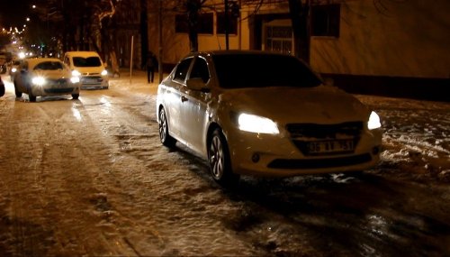 Kars’ta Yollar Buz Pistine Döndü