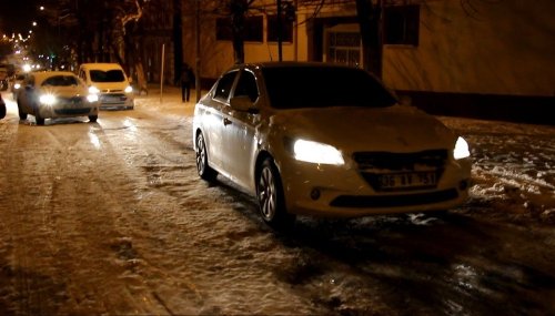 Kars’ta Yollar Buz Pistine Döndü