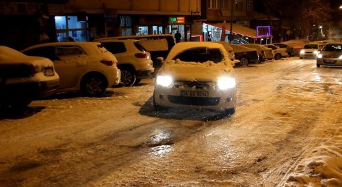 Kars’ta Yollar Buz Pistine Döndü