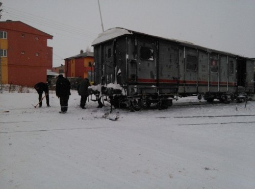 Kars’ta Yük Treni Raydan Çıktı