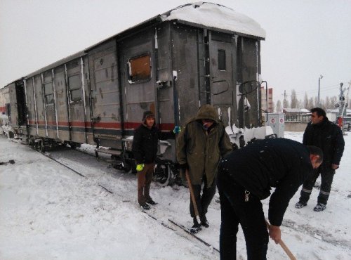 Kars’ta Yük Treni Raydan Çıktı