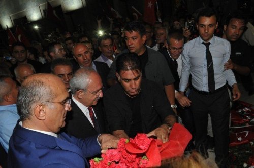 Kılıçdaroğlu, 30 Ağustos Yürüyüşüne Katıldı