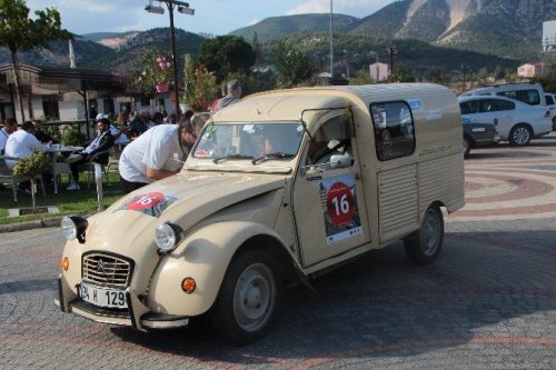 Klasik Otomobiller Görenlerini Hayran Bıraktı