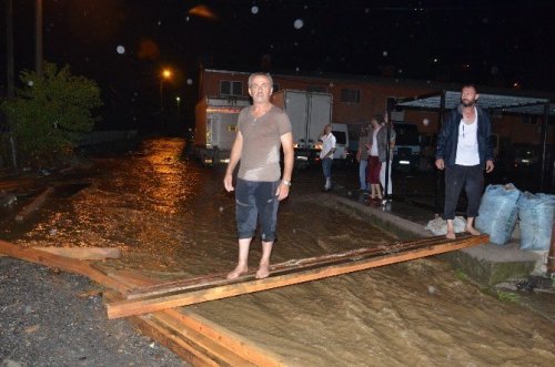 Köprüyü Sel Aldı, Yaklaşık 40 Hane Mahsur Kaldı
