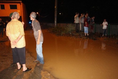 Köprüyü Sel Aldı, Yaklaşık 40 Hane Mahsur Kaldı