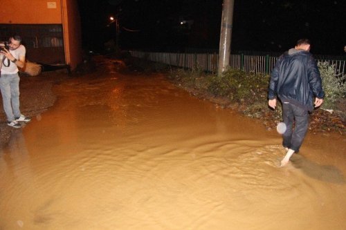 Köprüyü Sel Aldı, Yaklaşık 40 Hane Mahsur Kaldı