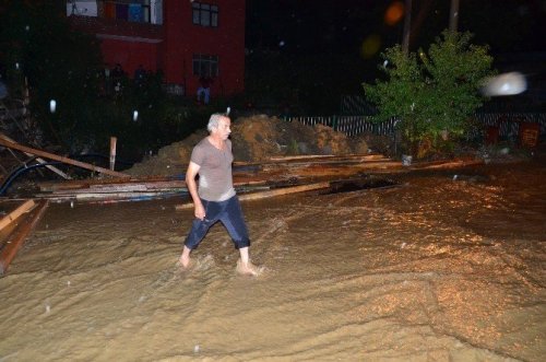 Köprüyü Sel Aldı, Yaklaşık 40 Hane Mahsur Kaldı