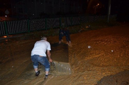 Köprüyü Sel Aldı, Yaklaşık 40 Hane Mahsur Kaldı