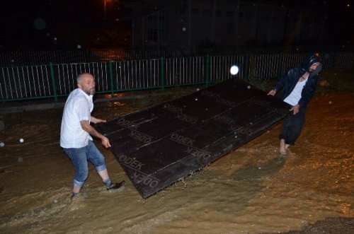 Köprüyü Sel Aldı, Yaklaşık 40 Hane Mahsur Kaldı
