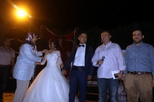 Manisa’da Gelin Ve Damat Demokrasi Nöbetine Koştu