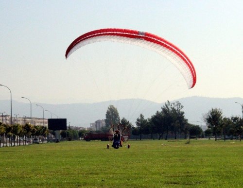 Paramotoru Kendisi İmal Etti, Şimdi Kuşlar Gibi Uçuyor...