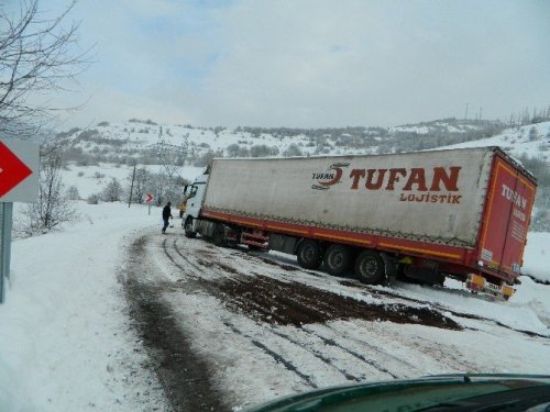 Posof’ta Kar ve Tipi Yolları Kapattı