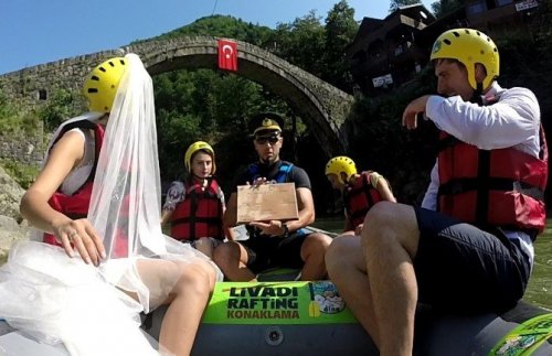Raftingciler Rafting Botunda Nikah Kıydılar