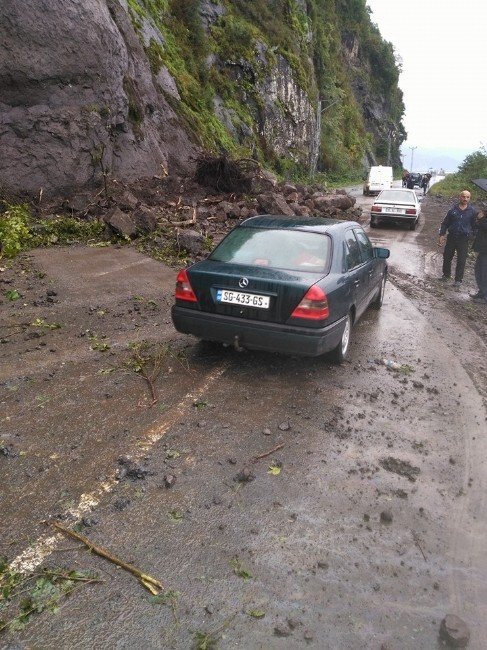 Rize - Artvin Karayolunda Heyelan