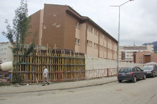 Rize’de Okul Bahçesine Viyadük Yapılıyor